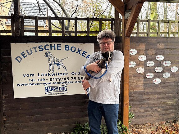 Boxerwelpe Cassiopeia mit neuen Besitzern